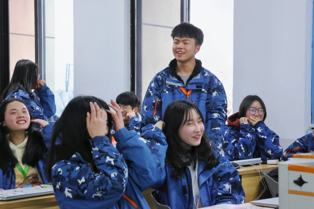 岳阳北大青鸟青春期学生正确恋爱观主题班会——早恋是否会影响学习？